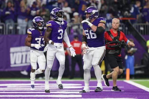 Sport Themen der Woche KW44 Sport Bilder des Tages MINNEAPOLIS, MN - NOVEMBER 03: Minnesota Vikings wide receiver Jordan Addison (3) celebrates with center Garrett Bradbury (56) after getting a touchdown during the NFL, American Football Herren, USA game between the Indianapolis Colts and the Minnesota Vikings on November 3rd, 2024, at U.S. Bank Stadium in Minneapolis, MN. (Photo by Bailey Hillesheim Icon Sportswire) NFL: NOV 03 Colts at Vikings EDITORIAL USE ONLY Icon241103043