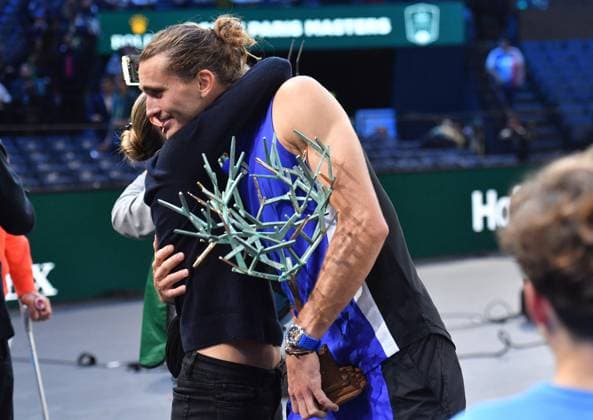 Alexander Zverev remporte la finale du tournoi de tennis ATP, Tennis Herren Masters 1000 de Paris (Paris Rolex Master) contre Ugo Humbert à l Accor Arena - Palais Omnisports de Paris-Bercy, Paris Alexander Zverev et sa compagne Sophia Thomalla - Alexander Zverev remporte la finale du tournoi de tennis ATP Masters 1000 de Paris (Paris Rolex Master) contre Ugo Humbert à l Accor Arena - Palais Omnisports de Paris-Bercy, Paris le 3 novembre 2024. Veeren Bestimage Alexander Zverev wins the final of the ATP Masters 1000 Paris tennis tournament (Paris Rolex Masters) against Ugo Humbert at Accor Arena - Palais Omnisports de Paris-Bercy, Paris on November 3, 2024. Paris France  Copyright: xVEERENx xBESTIMAGExVEERENx xBESTIMAGEx