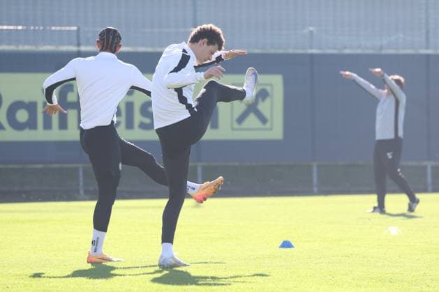 SOCCER - UEFA CL, Dortmund vs Sturm GRAZ,AUSTRIA,04.NOV.24 - SOCCER - UEFA Champions League, Borussia Dortmund vs SK Sturm Graz, preview, training Sturm. Image shows Emanuel Aiwu and Erencan Yardimci (Sturm).  GEPAxpictures xChrisxBauer
