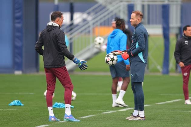 RB Leipzig Training 1 Bundesliga Leipzig, 04 11 2024, Training center at Cottaweg, Season 2024 2025, Football, Men, 1 Bundesliga , RB Leipzig Training , In the picture from left goalkeeper coach Frederik Gößling Goessling and goalkeeper Peter Gulacsi ,