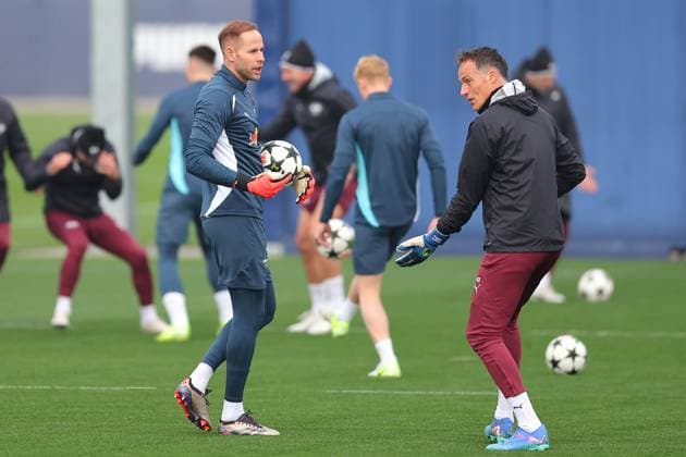 RB Leipzig Training 1 Bundesliga Leipzig, 04 11 2024, Training center at Cottaweg, Season 2024 2025, Football, Men, 1 Bundesliga , RB Leipzig Training , In the picture from l goalkeeper Peter Gulacsi and goalkeeper coach Frederik Gößling Goessling ,