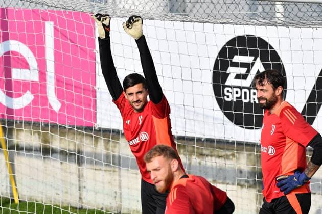 Mattia Perin Juventus FC during training at JTC Continassa Turin on November 04, 2024 in Turin, Italy - ph Giuliano Marchisciano during Juventus - Allenamento, UEFA Champions League football match in Torino, Italy, November 04 2024  Copyright: xGiulianoxMarchisciano IPAxSportx xx IPA_51262199 IPA_Agency_IPA51262199