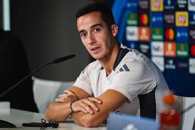 Champions League 2024 25 League Phase MD4: Real Madrid Training Session and press conference, PK, Pressekonferenz Lucas Vazquez of Real Madrid CF seen speaking during the UEFA Champions League 2024 25 League Phase MD4 training and press conference at Ciudad Real Madrid on November 4, 2024 in Madrid, Spain. Valdebebas Ciudad Real Madrid Madrid Spain Copyright: xAlbertoxGardinx AGardin_20241104_Football_Champions_Real_Madrid_PC_033