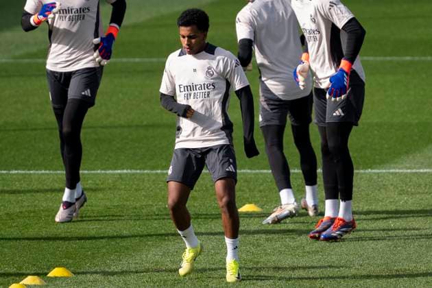 Champions League 2024 25 League Phase MD4: Real Madrid Training Session and press conference, PK, Pressekonferenz Rodrygo Silva de Goes of Real Madrid CF (C) seen training with young players from the lower categories during the UEFA Champions League 2024 25 League Phase MD4 training and press conference at Ciudad Real Madrid on November 4, 2024 in Madrid, Spain. Valdebebas Ciudad Real Madrid Madrid Spain Copyright: xAlbertoxGardinx AGardin_20241104_Football_Champions_Real_Madrid_PC_044