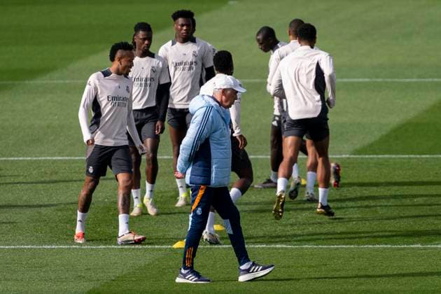 Champions League 2024 25 League Phase MD4: Real Madrid Training Session and press conference, PK, Pressekonferenz Carlo Ancelotti (C), head coach of Real Madrid CF, passes in front of his players during the UEFA Champions League 2024 25 League Phase MD4 training and press conference at Ciudad Real Madrid on November 4, 2024 in Madrid, Spain. Valdebebas Ciudad Real Madrid Madrid Spain Copyright: xAlbertoxGardinx AGardin_20241104_Football_Champions_Real_Madrid_PC_045