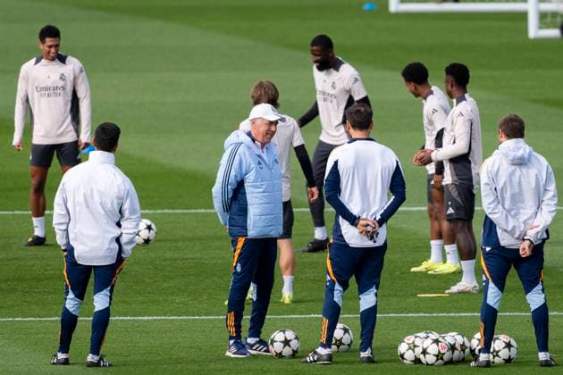 Champions League 2024 25 League Phase MD4: Real Madrid Training Session and press conference, PK, Pressekonferenz Carlo Ancelotti (L), head coach of Real Madrid CF, seen talking with Davide Ancelotti (R), assistant manager of Real Madrid CF, during the UEFA Champions League 2024 25 League Phase MD4 training and press conference at Ciudad Real Madrid on November 4, 2024 in Madrid, Spain. Valdebebas Ciudad Real Madrid Madrid Spain Copyright: xAlbertoxGardinx AGardin_20241104_Football_Champions_Real_Madrid_PC_082