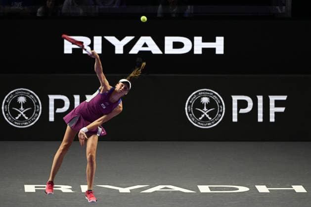 WTA, Tennis Damen Finals 2024 - Day 3 RIYADH, SAUDI ARABIA - NOVEMBER 04: Elena Rybakina of Kazakhstan during her match against Qinwen Zheng of China on day 3 of the 2024 WTA Finals, part of the Hologic WTA Tour, held at King Saud University Indoor Arena on November 04, 2024, in Riyadh, Saudi Arabia. Riyadh Saudi Arabia  Copyright: xArturxWidakx originalFilename:widak-wtafinal241104_npyPy.jpg
