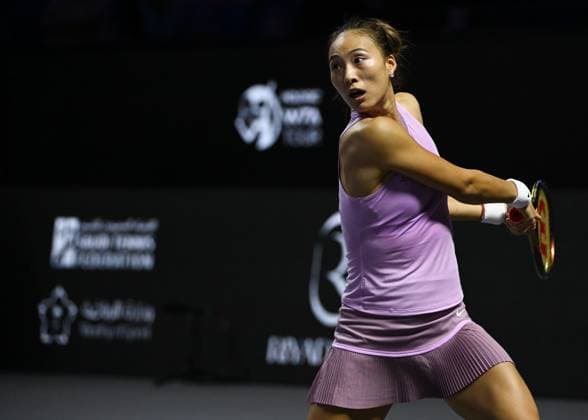 WTA, Tennis Damen Finals 2024 - Day 3 RIYADH, SAUDI ARABIA - NOVEMBER 04: Qinwen Zheng of China during her match against Elena Rybakina of Kazakhstan on day 3 of the 2024 WTA Finals, part of the Hologic WTA Tour, held at King Saud University Indoor Arena on November 04, 2024, in Riyadh, Saudi Arabia. Riyadh Saudi Arabia  Copyright: xArturxWidakx originalFilename:widak-wtafinal241104_np1rL.jpg