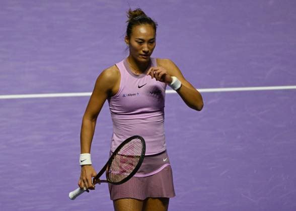 WTA, Tennis Damen Finals 2024 - Day 3 RIYADH, SAUDI ARABIA - NOVEMBER 04: Qinwen Zheng of China during her match against Elena Rybakina of Kazakhstan on day 3 of the 2024 WTA Finals, part of the Hologic WTA Tour, held at King Saud University Indoor Arena on November 04, 2024, in Riyadh, Saudi Arabia. Riyadh Saudi Arabia  Copyright: xArturxWidakx originalFilename:widak-wtafinal241104_npZk6.jpg