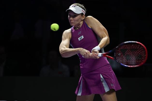 WTA, Tennis Damen Finals 2024 - Day 3 RIYADH, SAUDI ARABIA - NOVEMBER 04: Elena Rybakina of Kazakhstan during her match against Qinwen Zheng of China on day 3 of the 2024 WTA Finals, part of the Hologic WTA Tour, held at King Saud University Indoor Arena on November 04, 2024, in Riyadh, Saudi Arabia. Riyadh Saudi Arabia  Copyright: xArturxWidakx originalFilename:widak-wtafinal241104_npe3i.jpg