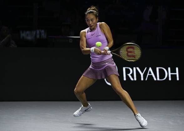 WTA, Tennis Damen Finals 2024 - Day 3 RIYADH, SAUDI ARABIA - NOVEMBER 04: Qinwen Zheng of China during her match against Elena Rybakina of Kazakhstan on day 3 of the 2024 WTA Finals, part of the Hologic WTA Tour, held at King Saud University Indoor Arena on November 04, 2024, in Riyadh, Saudi Arabia. Riyadh Saudi Arabia  Copyright: xArturxWidakx originalFilename:widak-wtafinal241104_npuu5.jpg