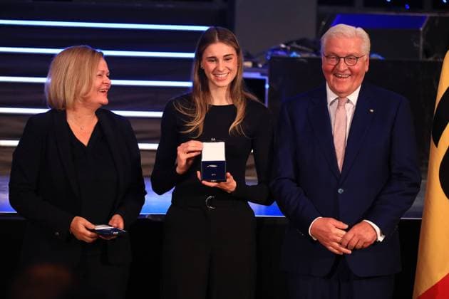 Presentation of the Silver Laurel Leaf Berlin, 04 11 2024 Federal President Frank Walter Steinmeier awards the Silver Laurel Leaf to athletes who have won medals at the 2024 Olympic Games in Paris The award is presented by the Federal President on the right and Interior Minister Nancy Faeser on the left to Jule Brand, Wolfsburg Bronze, Womens Football Berlin Germany Copyright: xMatthiasxGränzdörferx