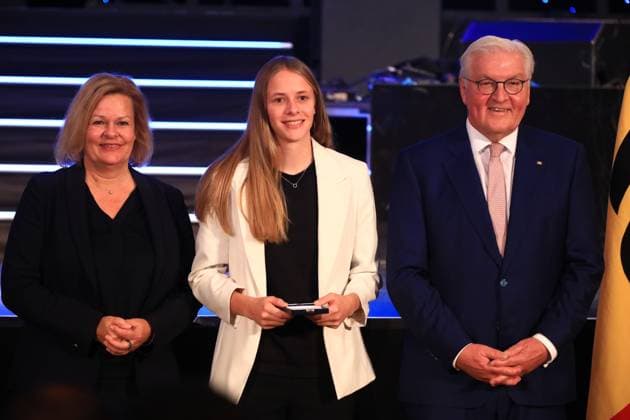 Presentation of the Silver Laurel Leaf Berlin, 04 11 2024 Federal President Frank Walter Steinmeier awards the Silver Laurel Leaf to athletes who have won medals at the 2024 Olympic Games in Paris The award is presented by the Federal President right and Interior Minister Nancy Faeser left to Vivien Endemann, Wolfsburg Bronze, Womens Football Berlin Germany Copyright: xMatthiasxGränzdörferx