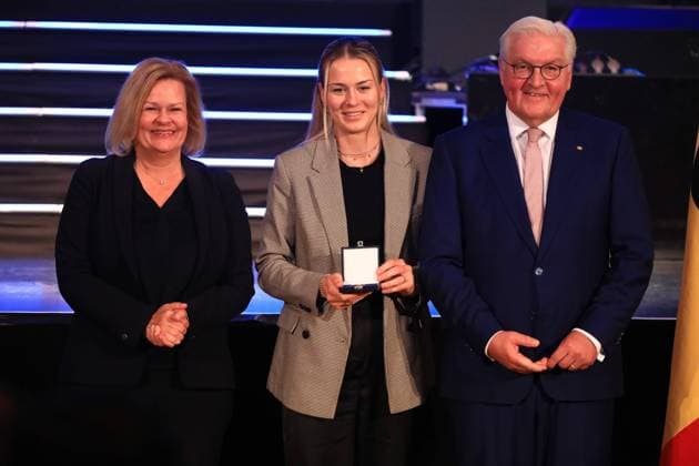 Presentation of the Silver Laurel Leaf Berlin, 04 11 2024 Federal President Frank Walter Steinmeier awards the Silver Laurel Leaf to athletes who won medals at the 2024 Olympic Games in Paris The award is presented by the Federal President right and Interior Minister Nancy Faeser left to Merle Frohms, Wolfsburg Bronze, Womens Football Berlin Germany Copyright: xMatthiasxGränzdörferx