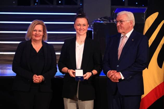 Presentation of the Silver Laurel Leaf Berlin, 04 11 2024 Federal President Frank Walter Steinmeier awards the Silver Laurel Leaf to athletes who have won medals at the 2024 Olympic Games in Paris The award is presented by the Federal President right and Interior Minister Nancy Faeser left to Marina Hegering, Wolfsburg Bronze, Womens Football Berlin Germany Copyright: xMatthiasxGränzdörferx