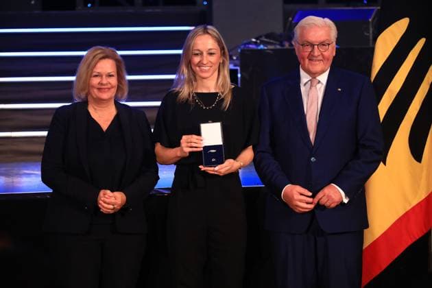 Presentation of the Silver Laurel Leaf Berlin, 04 11 2024 Federal President Frank Walter Steinmeier awards the Silver Laurel Leaf to athletes who won medals at the 2024 Olympic Games in Paris The award is presented by the Federal President on the right and Interior Minister Nancy Faeser on the left to Kathrin Julia Hendrich, Königslutter Bronze, Womens Football Berlin Germany Copyright: xMatthiasxGränzdörferx
