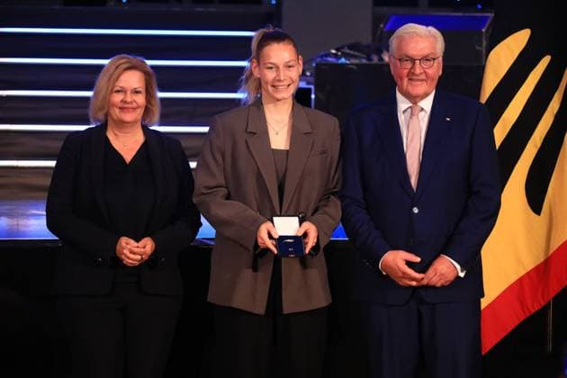 Presentation of the Silver Laurel Leaf Berlin, 04 11 2024 Federal President Frank Walter Steinmeier awards the Silver Laurel Leaf to athletes who won medals at the 2024 Olympic Games in Paris The award is presented by the Federal President on the right and Interior Minister Nancy Faeser on the left to Sarai Linder, Sinsheim Bronze, Womens Football Berlin Germany Copyright: xMatthiasxGränzdörferx