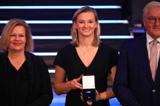 Sport Themen der Woche KW45 Sport Bilder des Tages Verleihung des Silbernen Lorbeerblattes Berlin, 04.11.2024 Bundespräsident Frank-Walter Steinmeier verleiht das Silberne Lorbeerblatt Sportler die bei den Olymischen Spielen 2024 in Paris Medallien gewonnen haben. Den Preis übereicht der Bundespräsident (re) und Innenministerin Nancy Faeser (li) an Alexandra Popp, Danndorf Bronze, Damen Fußball Berlin Germany *** Presentation of the Silver Laurel Leaf Berlin, 04 11 2024 Federal President Frank Walter Steinmeier awards the Silver Laurel Leaf to athletes who won medals at the 2024 Olympic Games in Paris The award is presented by the Federal President on the right and Interior Minister Nancy Faeser on the left to Alexandra Popp, Danndorf Bronze, Womens Football Berlin Germany Copyright: xMatthiasxGränzdörferx