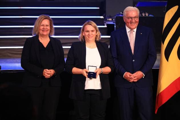 Presentation of the Silver Laurel Leaf Berlin, 04 11 2024 Federal President Frank Walter Steinmeier awards the Silver Laurel Leaf to athletes who won medals at the 2024 Olympic Games in Paris The award is presented by the Federal President on the right and Interior Minister Nancy Faeser on the left to Futsal Julia Christ, Essen Bronze, Women Berlin Germany Copyright: xMatthiasxGränzdörferx