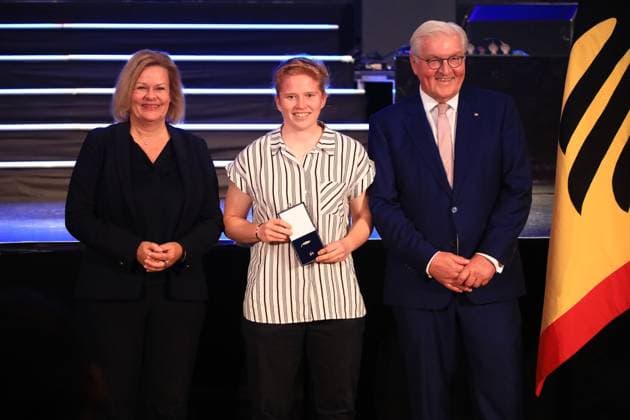 Presentation of the Silver Laurel Leaf Berlin, 04 11 2024 Federal President Frank Walter Steinmeier awards the Silver Laurel Leaf to athletes who won medals at the 2024 Olympic Games in Paris The award is presented by the Federal President right and Interior Minister Nancy Faeser left to Futsal Nicole Ilzhöfer, Essingen Bronze, Women Berlin Germany Copyright: xMatthiasxGränzdörferx