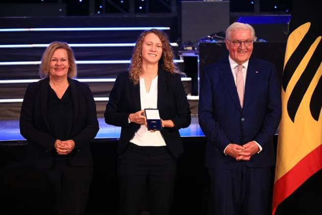 Presentation of the Silver Laurel Leaf Berlin, 04 11 2024 Federal President Frank Walter Steinmeier awards the Silver Laurel Leaf to athletes who won medals at the 2024 Olympic Games in Paris The award is presented by the Federal President right and Interior Minister Nancy Faeser left to Futsal Sarina Krieg, Bartholomä Bronze, Women Berlin Germany Copyright: xMatthiasxGränzdörferx