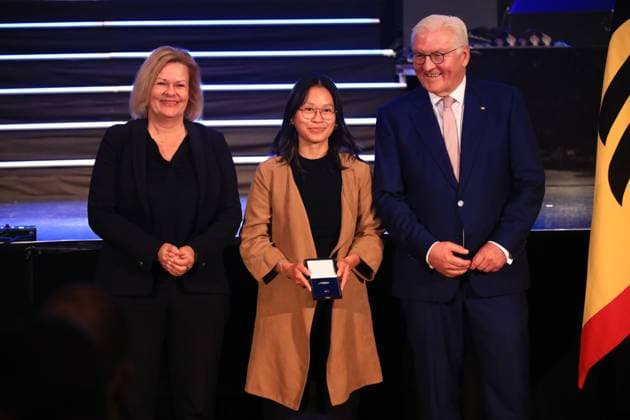 Presentation of the Silver Laurel Leaf Berlin, 04 11 2024 Federal President Frank Walter Steinmeier awards the Silver Laurel Leaf to athletes who won medals at the 2024 Olympic Games in Paris The award is presented by the Federal President on the right and Interior Minister Nancy Faeser on the left to Futsal Ngoc Mai Nguyen, Berlin Bronze, Women Berlin Germany Copyright: xMatthiasxGränzdörferx