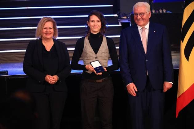 Presentation of the Silver Laurel Leaf Berlin, 04 11 2024 Federal President Frank Walter Steinmeier awards the Silver Laurel Leaf to athletes who won medals at the 2024 Olympic Games in Paris The award is presented by the Federal President on the right and Interior Minister Nancy Faeser on the left to Julia Öfele, Järfälla Bronze, Womens Futsal Berlin Germany Copyright: xMatthiasxGränzdörferx