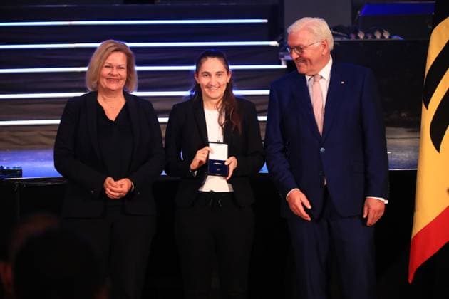 Presentation of the Silver Laurel Leaf Berlin, 04 11 2024 Federal President Frank Walter Steinmeier awards the Silver Laurel Leaf to athletes who have won medals at the 2024 Olympic Games in Paris The award is presented by the Federal President on the right and Interior Minister Nancy Faeser on the left to Jana Rerich, Duisburg Bronze, Womens Futsal Berlin Germany Copyright: xMatthiasxGränzdörferx
