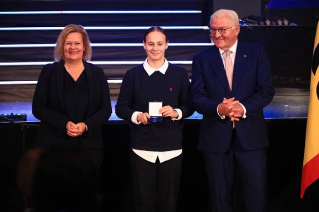 Presentation of the Silver Laurel Leaf Berlin, 04 11 2024 Federal President Frank Walter Steinmeier awards the Silver Laurel Leaf to athletes who won medals at the 2024 Olympic Games in Paris The award is presented by the Federal President on the right and Interior Minister Nancy Faeser on the left to Sophie Schaub, Nüdlingen Bronze, Womens futsal Berlin Germany Copyright: xMatthiasxGränzdörferx
