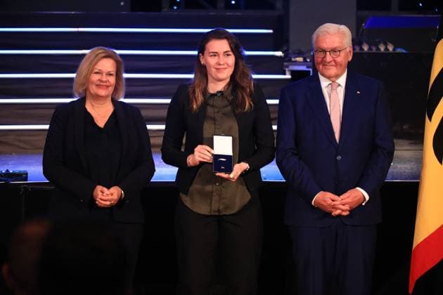 Presentation of the Silver Laurel Leaf Berlin, 04 11 2024 Federal President Frank Walter Steinmeier awards the Silver Laurel Leaf to athletes who won medals at the 2024 Olympic Games in Paris The award is presented by the Federal President on the right and Interior Minister Nancy Faeser on the left to Michele Schirkonyer, Nuremberg Bronze, Womens Futsal Berlin Germany Copyright: xMatthiasxGränzdörferx