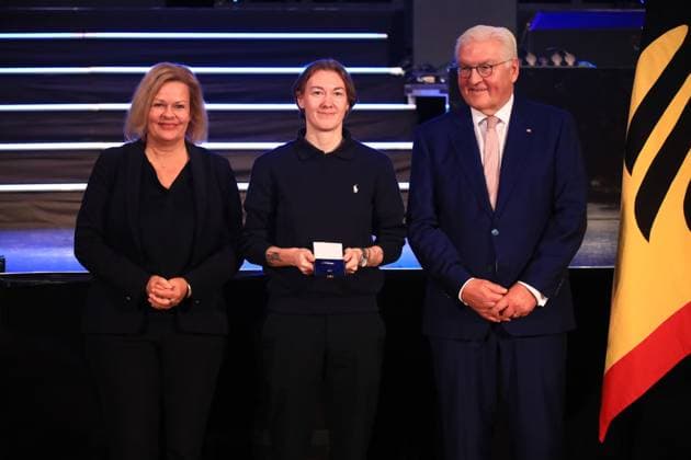 Presentation of the Silver Laurel Leaf Berlin, 04 11 2024 Federal President Frank Walter Steinmeier awards the Silver Laurel Leaf to athletes who won medals at the 2024 Olympic Games in Paris The award is presented by the Federal President right and Interior Minister Nancy Faeser left to Sarah Usadel, Bad Bayersoien Bronze, Women Berlin Germany Copyright: xMatthiasxGränzdörferx