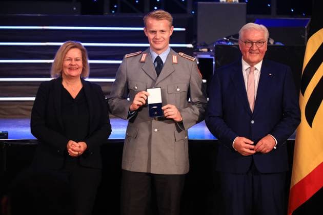 Presentation of the Silver Laurel Leaf Berlin, 04 11 2024 Federal President Frank Walter Steinmeier awards the Silver Laurel Leaf to athletes who won medals at the 2024 Olympic Games in Paris The award is presented by the Federal President on the right and Interior Minister Nancy Faeser on the left to Tom Grambusch, Cologne Silver, Mens Hockey Berlin Germany Copyright: xMatthiasxGränzdörferx