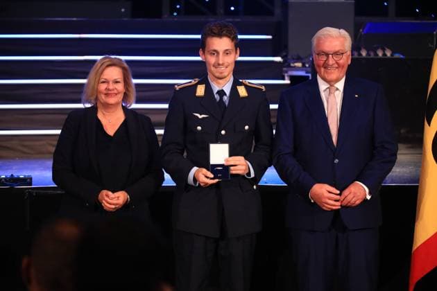 Presentation of the Silver Laurel Leaf Berlin, 04 11 2024 Federal President Frank Walter Steinmeier awards the Silver Laurel Leaf to athletes who won medals at the 2024 Olympic Games in Paris The award is presented by the Federal President on the right and Interior Minister Nancy Faeser on the left to Johannes Große, Cologne Silver, Mens Hockey Berlin Germany Copyright: xMatthiasxGränzdörferx