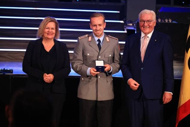 Presentation of the Silver Laurel Leaf Berlin, 04 11 2024 Federal President Frank Walter Steinmeier awards the Silver Laurel Leaf to athletes who won medals at the 2024 Olympic Games in Paris The award is presented by the Federal President on the right and Interior Minister Nancy Faeser on the left to Malte Hellwig, Mülheim an der Ruhr Silver, mens field hockey Berlin Germany Copyright: xMatthiasxGränzdörferx