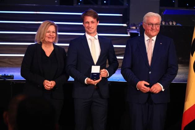 Presentation of the Silver Laurel Leaf Berlin, 04 11 2024 Federal President Frank Walter Steinmeier awards the Silver Laurel Leaf to athletes who won medals at the 2024 Olympic Games in Paris The award is presented by the Federal President on the right and Interior Minister Nancy Faeser on the left to Paul Philipp Kaufmann, Schwetzingen Silver, Mens Hockey Berlin Germany Copyright: xMatthiasxGränzdörferx