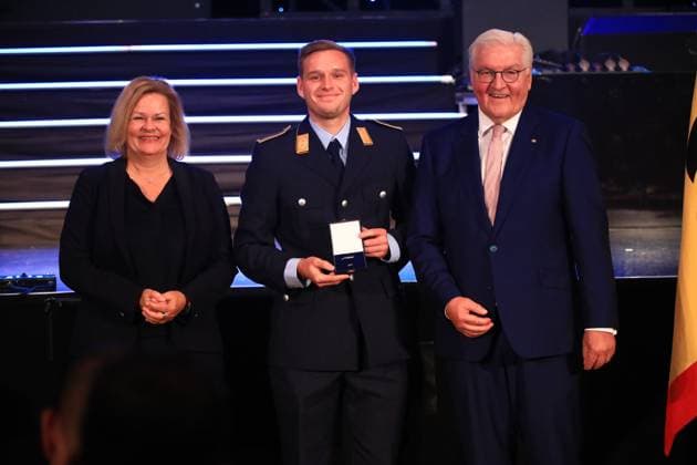 Presentation of the Silver Laurel Leaf Berlin, 04 11 2024 Federal President Frank Walter Steinmeier awards the Silver Laurel Leaf to athletes who won medals at the 2024 Olympic Games in Paris The award is presented by the Federal President right and Interior Minister Nancy Faeser left to Hannes Wulf Müller, Hamburg Silver, mens field hockey Berlin Germany Copyright: xMatthiasxGränzdörferx