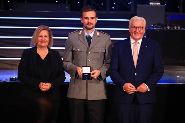 Presentation of the Silver Laurel Leaf Berlin, 04 11 2024 Federal President Frank Walter Steinmeier awards the Silver Laurel Leaf to athletes who won medals at the 2024 Olympic Games in Paris The award is presented by the Federal President right and Interior Minister Nancy Faeser left to Justus Matthias Weigand, Mannheim Silver, Mens Hockey Berlin Germany Copyright: xMatthiasxGränzdörferx