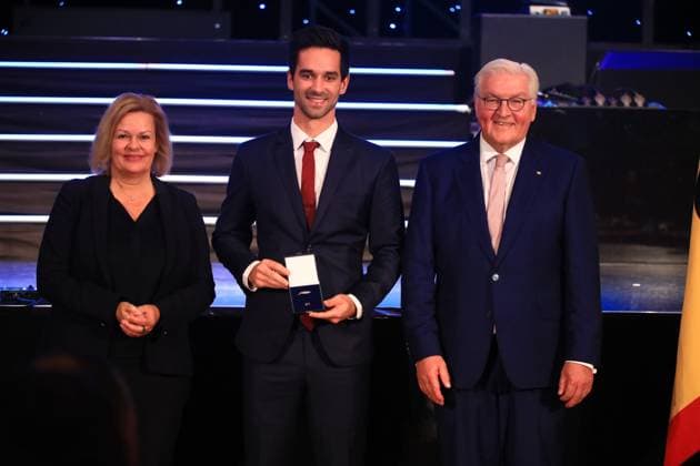 Presentation of the Silver Laurel Leaf Berlin, 04 11 2024 Federal President Frank Walter Steinmeier awards the Silver Laurel Leaf to athletes who won medals at the 2024 Olympic Games in Paris The award is presented by the Federal President on the right and Interior Minister Nancy Faeser on the left to Lukas Windfeder, Mülheim an der Ruhr Silver, mens field hockey Berlin Germany Copyright: xMatthiasxGränzdörferx