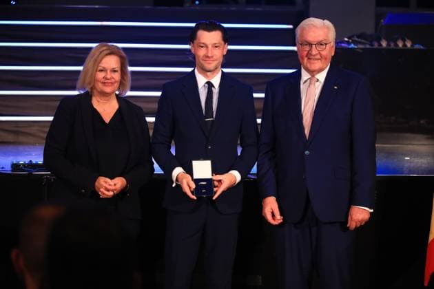 Presentation of the Silver Laurel Leaf Berlin, 04 11 2024 Federal President Frank Walter Steinmeier awards the Silver Laurel Leaf to athletes who have won medals at the 2024 Olympic Games in Paris The award is presented by the Federal President on the right and Interior Minister Nancy Faeser on the left to Martin Zwicker, Berlin Silver, Men Berlin Germany Copyright: xMatthiasxGränzdörferx