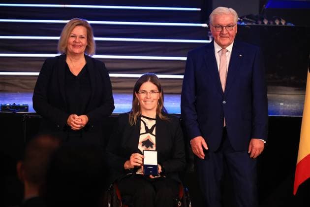 Presentation of the Silver Laurel Leaf Berlin, 04 11 2024 Federal President Frank Walter Steinmeier awards the Silver Laurel Leaf to athletes who won medals at the 2024 Olympic Games in Paris The award is presented by the Federal President on the right and Interior Minister Nancy Faeser on the left to Canoeing Anja Adler, Halle Saale Bronze, Kayak 200 m Berlin Germany Copyright: xMatthiasxGränzdörferx