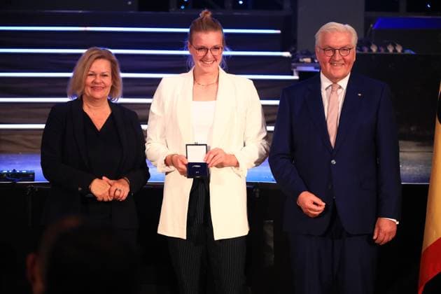 Presentation of the Silver Laurel Leaf Berlin, 04 11 2024 Federal President Frank Walter Steinmeier awards the Silver Laurel Leaf to athletes who have won medals at the 2024 Olympic Games in Paris The award is presented by the Federal President on the right and Interior Minister Nancy Faeser on the left to Sarah Brüßler, Karlsruhe Silver, Kayak Four-in-Hand 500 m canoe Berlin Germany Copyright: xMatthiasxGränzdörferx