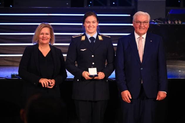 Presentation of the Silver Laurel Leaf Berlin, 04 11 2024 Federal President Frank Walter Steinmeier awards the Silver Laurel Leaf to athletes who won medals at the 2024 Olympic Games in Paris The award is presented by the Federal President right and Interior Minister Nancy Faeser left to Jule Marie Hake, Essen Silver, Kayak Four 500 m Bronze, Kayak Two 500 m Canoe Berlin Germany Copyright: xMatthiasxGränzdörferx