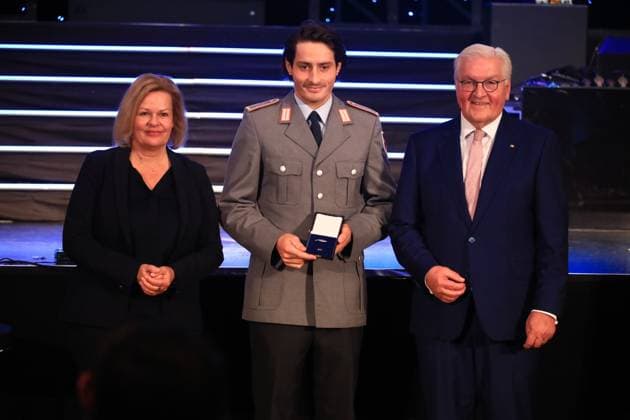 Presentation of the Silver Laurel Leaf Berlin, 04 11 2024 Federal President Frank Walter Steinmeier awards the Silver Laurel Leaf to athletes who won medals at the 2024 Olympic Games in Paris The award is presented by the Federal President on the right and Interior Minister Nancy Faeser on the left to Noah Hegge, Augsburg Bronze, Kayak Cross Berlin Germany Copyright: xMatthiasxGränzdörferx