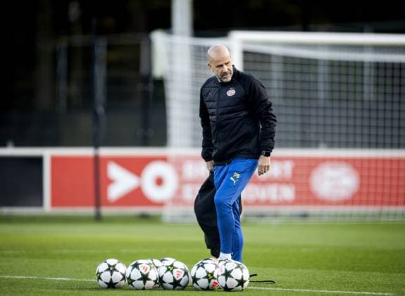 EINDHOVEN - Coach Peter Bosz of PSV during a training session prior to the Champions League match between PSV and Girona FC. ANP KOEN VAN WEEL netherlands out - belgium out Eindhoven xVIxxIVx 512685030 originalFilename: 0777879742st.jpg