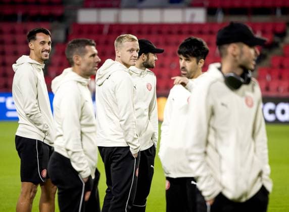 EINDHOVEN - Donny van de Beek (L) and Daley Blind (R) of Girona FC during the walk around at Philips Stadium prior to the Champions League match between PSV and Girona FC. ANP KOEN VAN WEEL xVIxANPxSportx xxANPxIVx 512691867 originalFilename: 512691867.jpg