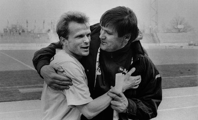 Archivbilder der Woche SPORT KW45 CFC_1993 10.04.1993, Chemnitz, Sportforum, 2. Bundesliga, CFC vs Duisburg, Trainer Hans Meyer und Steven Zweigler *** CFC 1993 10 04 1993, Chemnitz, Sportforum, 2 Bundesliga, CFC vs Duisburg, Coach Hans Meyer and Steven Zweigler