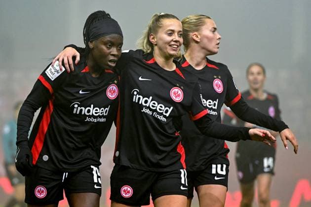 Sport Themen der Woche KW45 Sport Bilder des Tages v.li.: Etonam Nicole Anyomi (SGE, 19) Jonna Brengel (SGE, 11) und Laura Freigang (SGE, 10) mit Torjubel, Jubel, Torjubel, Torerfolg, celebrate the goal, goal, celebration, Jubel ueber das Tor zum 1:1 durch Etonam Nicole Anyomi (SGE, 19), optimistisch, Action, Aktion, 04.11.2024, München (Deutschland), Fussball, Google Pixel Frauen-Bundesliga, FC Bayern München - Eintracht Frankfurt, DFB DFL REGULATIONS PROHIBIT ANY USE OF PHOTOGRAPHS AS IMAGE SEQUENCES AND OR QUASI-VIDEO. *** from left Etonam Nicole Anyomi SGE, 19 Jonna Brengel SGE, 11 and Laura Freigang SGE, 10 with goal celebration, jubilation, goal celebration, celebrate the goal, goal, celebration, jubilation over the goal to 1 1 by Etonam Nicole Anyomi SGE, 19 , optimistic, Action, Action, 04 11 2024, Munich Germany , Soccer, Google Pixel Women Bundesliga, FC Bayern Munich Eintracht Frankfurt, DFB DFL REGULATIONS PROHIBIT ANY USE OF PHOTOGRAPHS AS IMAGE SEQUENCES AND OR QUASI VIDEO xslx