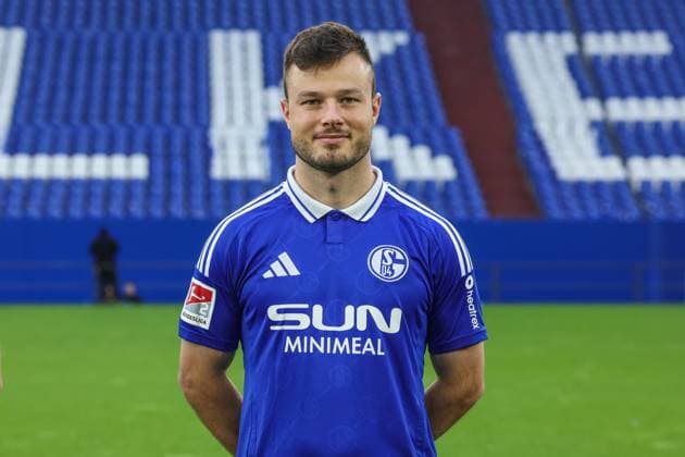 04 11 2024, Football, Season 2024 2025, 2 Bundesliga, Porträttermin FC Schalke 04, Adrian Gantenbein FC Schalke 04 Gelsenkirchen Veltins Arena NRW Germany xRHR FOTOx Copyright: RHR-FOTOx RHR-FOTO
