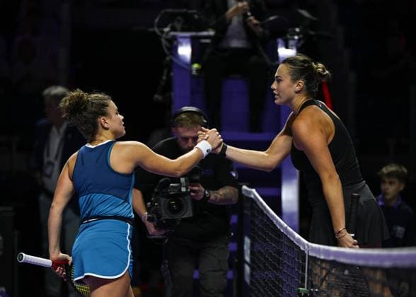 WTA, Tennis Damen Finals 2024 - Day 3 RIYADH, SAUDI ARABIA - NOVEMBER 04: Jasmine Paolini of Italy congratulates Aryna Sabalenka of Belarus on her victory at the end of their match on Day 3 of the 2024 WTA Finals, part of the Hologic WTA Tour, held at King Saud University Indoor Arena on November 04, 2024, in Riyadh, Saudi Arabia. Riyadh Saudi Arabia  Copyright: xArturxWidakx originalFilename:widak-wtafinal241104_npup9.jpg