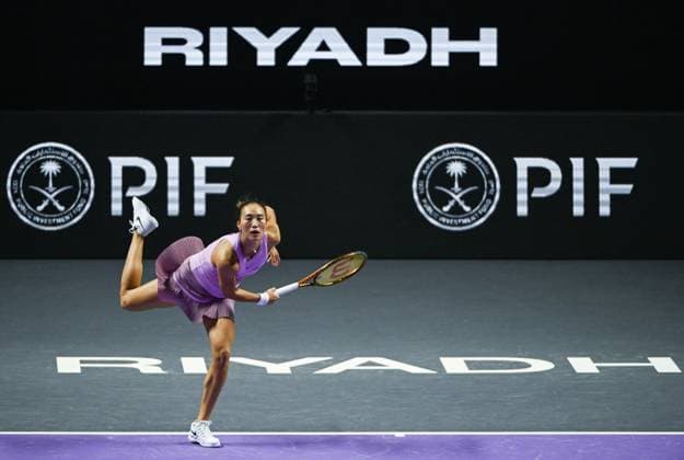 WTA, Tennis Damen Finals 2024 - Day 3 RIYADH, SAUDI ARABIA - NOVEMBER 04: Qinwen Zheng of China during her match against Elena Rybakina of Kazakhstan on day 3 of the 2024 WTA Finals, part of the Hologic WTA Tour, held at King Saud University Indoor Arena on November 04, 2024, in Riyadh, Saudi Arabia. Riyadh Saudi Arabia  Copyright: xArturxWidakx originalFilename:widak-wtafinal241104_np7rt.jpg